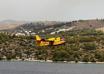 Dva kanadera gase požar na trogirskom području