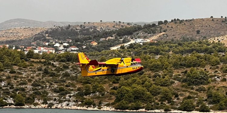 Dva kanadera gase požar na trogirskom području