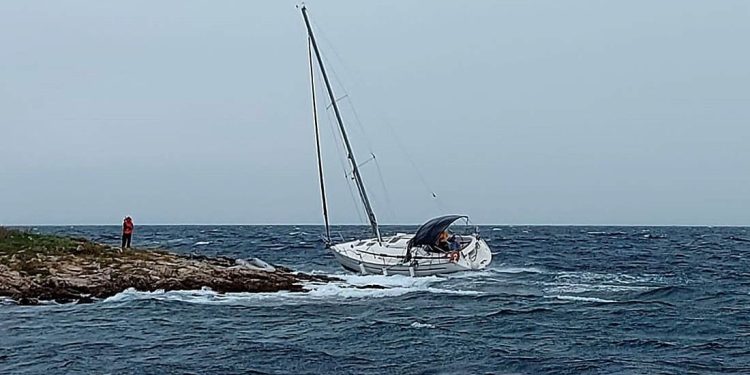 Dvije pothlađene osobe spašene nakon nasukavanja na otok Mala Sestrica u Kornatima