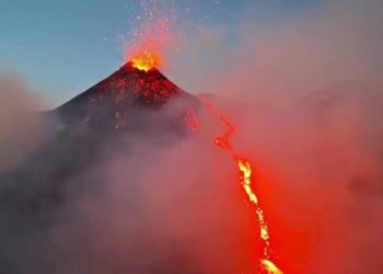 Eruptirao vulkan u Italiji: Teku rijeke lave, suklja gusti dim