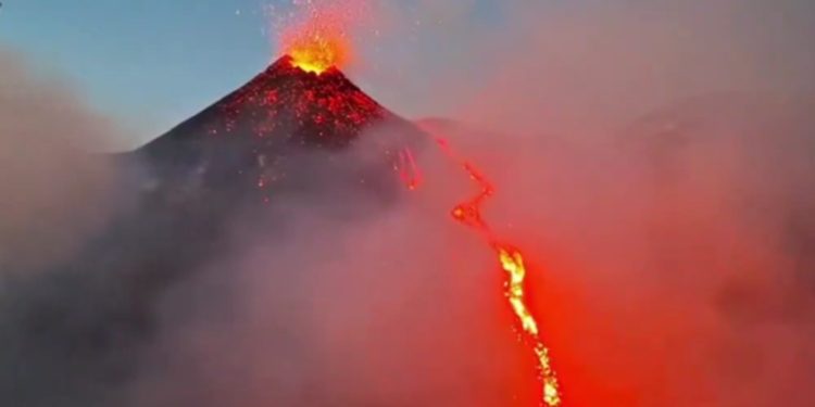 Eruptirao vulkan u Italiji: Teku rijeke lave, suklja gusti dim
