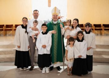 FOTO Biskup Palić krstio sedmo dijete u obitelji Šimić, braća i sestre ministrirali na krštenju