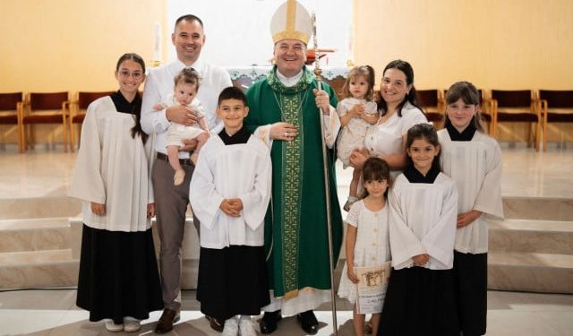 FOTO Biskup Palić krstio sedmo dijete u obitelji Šimić, braća i sestre ministrirali na krštenju