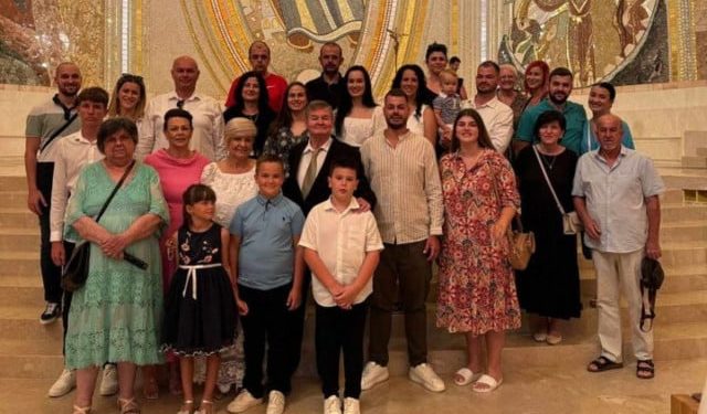 FOTO Drago i Mira Lasić pred četvero djece i devetero unučadi proslavili 50 godina zajedničkog života
