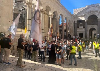 (FOTO I VIDEO) KLEČANJE NA PERISTILU Moli se za muški autoritet u obitelji, predbračnu čistoću, čednost u odijevanju…