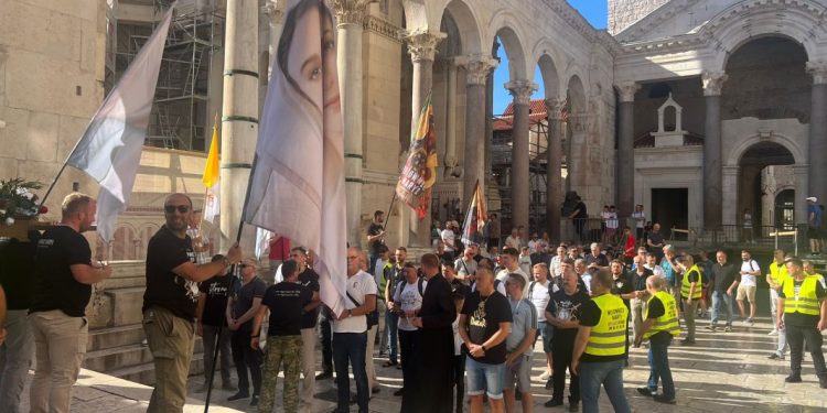 (FOTO I VIDEO) KLEČANJE NA PERISTILU Moli se za muški autoritet u obitelji, predbračnu čistoću, čednost u odijevanju…