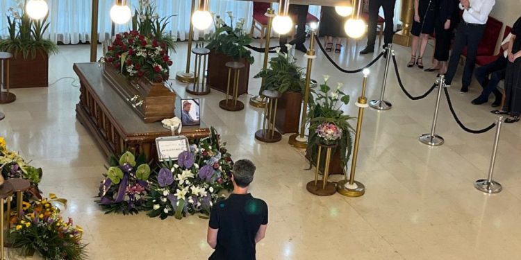 FOTO Na Lovrincu pokopan novinar Slaven Relja