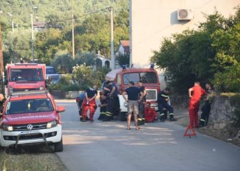 FOTO Vatrogasci iz Posušja, Čapljine, Čitluka i Ljubuškog gase požar na brdu Križevac