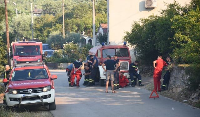 FOTO Vatrogasci iz Posušja, Čapljine, Čitluka i Ljubuškog gase požar na brdu Križevac