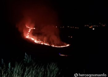 FOTO/VIDEO I dalje gori na brdu pored Mostara, sve raspoložive vatrogasne postrojbe na terenu