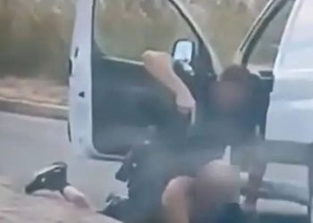 Filmske scene u Kaštelima – policajac uperio pištolj u glavu muškarca! Evo i zašto!