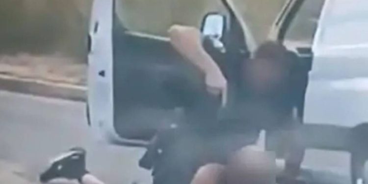 Filmske scene u Kaštelima – policajac uperio pištolj u glavu muškarca! Evo i zašto!