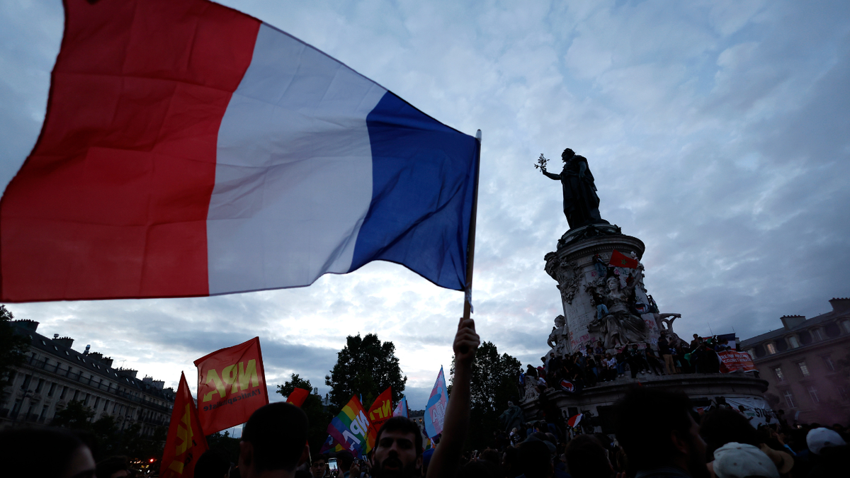 Ljudi se okupljaju na trgu Republique