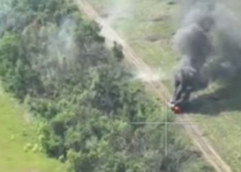 GLEDAJTE Ruska bespilotna letjelica uništila je ukrajinski Bradley kojeg su opskrbljivali SAD — RT Rusija i bivši Sovjetski Savez