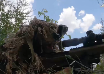 GLEDAJTE Ruski snajperisti ometaju rotaciju ukrajinskih trupa — RT Rusija i bivši Sovjetski Savez