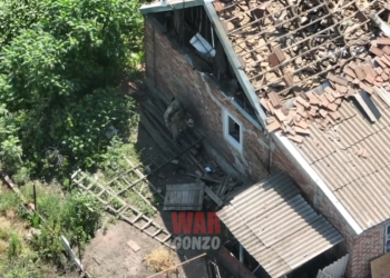 GLEDAJTE Ruski vojnik ruši zgradu u kojoj su smještene ukrajinske trupe — RT Rusija i bivši Sovjetski Savez