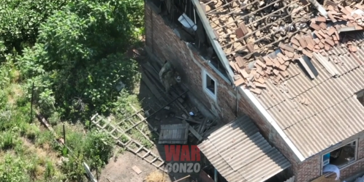 GLEDAJTE Ruski vojnik ruši zgradu u kojoj su smještene ukrajinske trupe — RT Rusija i bivši Sovjetski Savez