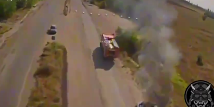 GLEDAJTE kako ukrajinski dron napada ruske civile — RT Rusija i bivši Sovjetski Savez