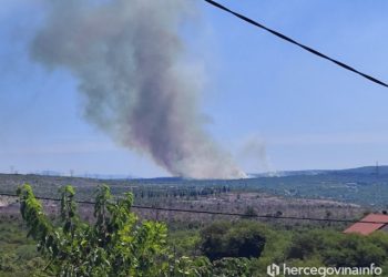 GORI IZMEĐU MOSTARA I ČITLUKA Vatrogasci nakratko stavili požar pod kontrolu, promjena smjera vjetra ga opet razbuktala