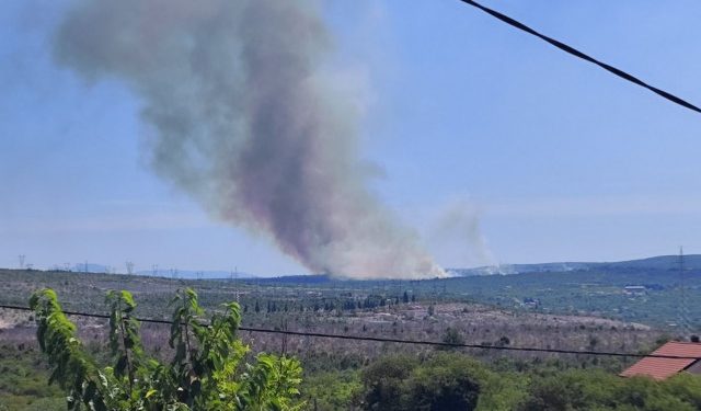 GORI IZMEĐU MOSTARA I ČITLUKA Vatrogasci nakratko stavili požar pod kontrolu, promjena smjera vjetra ga opet razbuktala
