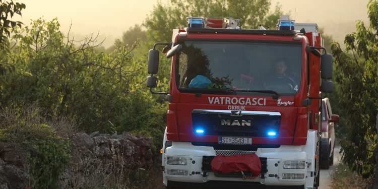 Gadno gori nedaleko od Trogira: Buktinja je jako blizu kampa i kuća