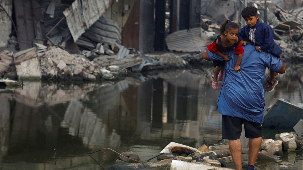 Palestinac drži svoju djecu