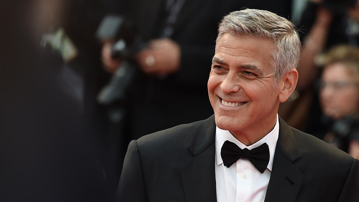 George Clooney nasmijan u smokingu