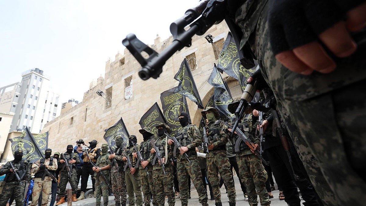 Palestinski teroristi Islamskog džihada sudjeluju u skupu za proslavu pucnjave u Izraelu, u Khan Younisu, u južnom Pojasu Gaze, 8. travnja 2022. (Fotografija Majdi Fathi/NurPhoto putem Getty Imagesa)