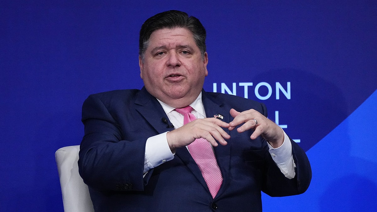 Guverner Illinoisa JB Pritzker govori