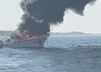 Gori brod kod Biograda na Moru. Policija kaže da su ih zvali ljudi, tražili su pomoć