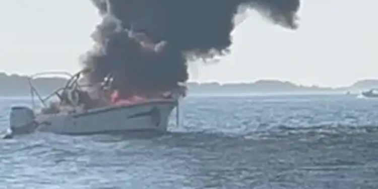 Gori brod kod Biograda na Moru. Policija kaže da su ih zvali ljudi, tražili su pomoć