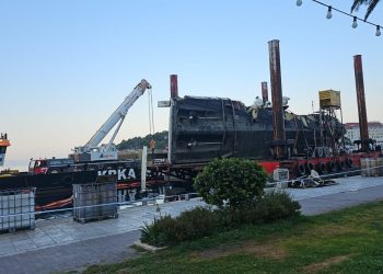 Grdosija na makarskoj rivi. Konačno je iz mora izvađena jahta koja je prije dva tjedna u potpunosti izgorjela