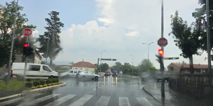 Grmljavinsko nevrijeme zahvatilo sinjsko područje: Umjesto osvježenja, kiša donijela tropsku klimu