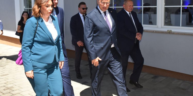 HDZ-ovka mrtva hladna dala muževom bratiću 20.000 eura javnog novca: ‘Iznos nije velik’