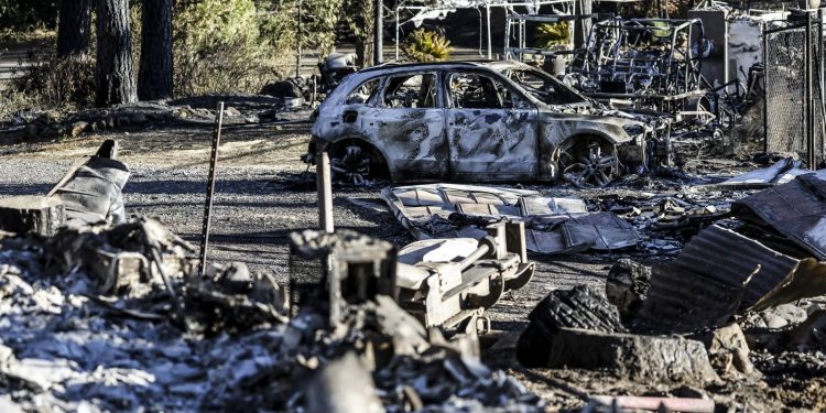 POSTAO NAJVEĆI Požar u Kaliforniji brzo se širi, nedjelja bi mogla donijeti olakšanje | NACIONAL.HR