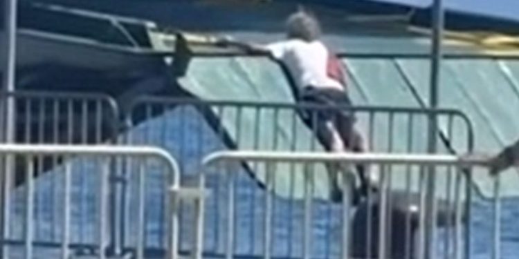 HTIO UŠTEDJETI NA KARTI Suludim skokom na rampu trajekta pokušao se prošvercati na Hektorovića