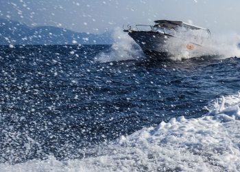 HVAR Gliser prešao preko noge muškarcu kojeg je vukao na kolutu za zabavu i teško ga ozlijedio