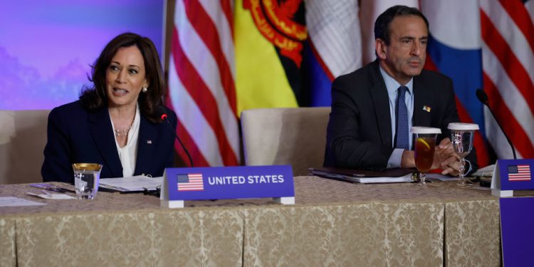 Harris bi očistio Bidenov tim – WSJ — RT World News