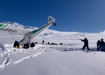 Helikopter spašava avion sa snježne argentinske planine nakon hitnog slijetanja