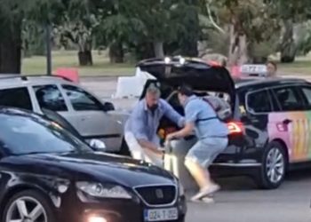 Hrvatski taksist napao i vukao turista po cesti, gosti zatečeni dočekom: ‘Help me, help me’