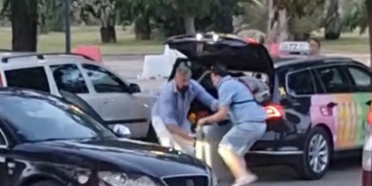 Hrvatski taksist napao i vukao turista po cesti, gosti zatečeni dočekom: ‘Help me, help me’