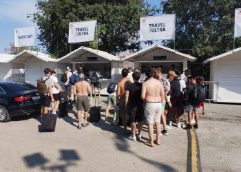 I POČELO JE Ultraši već okupirali Park mladeži, s koferima ravno po ulaznice. Luda atmosfera već se osjeti