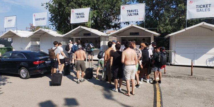 I POČELO JE Ultraši već okupirali Park mladeži, s koferima ravno po ulaznice. Luda atmosfera već se osjeti