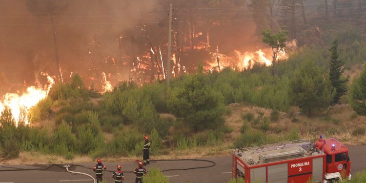 I dalje traje velika borba u Dalmaciji, vatra se širi prema NP Krka: ‘Turistima bi trebalo zabraniti ulazak!‘