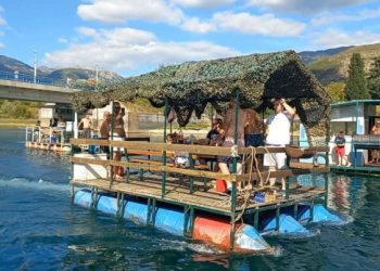 IDEJA KOJA JE PRERASLA U TRADICIJU Utrka splavova na Mostarskom jezeru