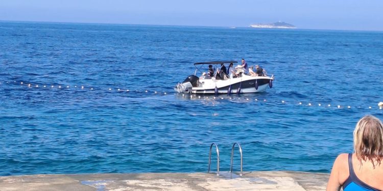 Oglasio se Valamar nakon naše objave o ilegalnom pristajanju glisera unutar kupališta: "Nemamo veze s tim i surađujemo dobro s Lučkom kapetanijom"