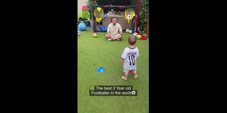 Ima dvije godine, ali je rođeni nogometaš: pogledajte svoje snimke!