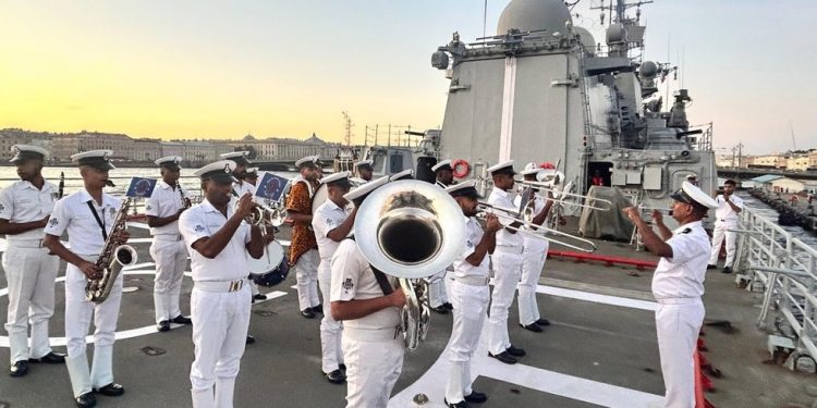 Indijski ratni brod ruske proizvodnje sudjeluje u proslavi Dana mornarice (VIDEO) — RT India