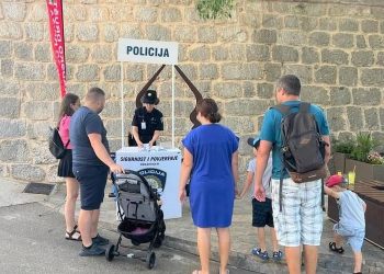 Info punkt policije u kampu Oštro