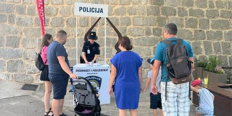 Info punkt policije u kampu Oštro